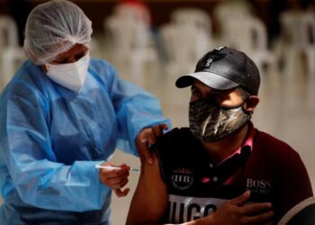 Personas son vacunadas con la segunda dosis de la vacuna AstraZeneca en San Juan Sacatepéquez (Guatemala), en una fotografía de archivo. EFE/Esteban Biba