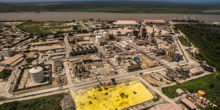 La planta de la empresa petroquímica Monómeros en Barranquilla (Colombia). Chris Goenaga
