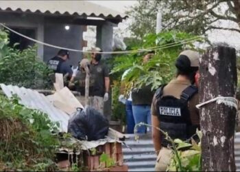Los efectivos de la Policía colectan pruebas del domicilio donde la muchacha de 15 años fue encontrada sin vida, en el municipio de Montero. Red Uno