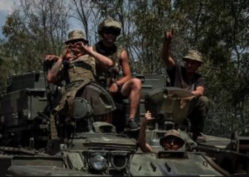 Militares ucranianos gesticulan mientras viajan en un vehículo militar, en medio del ataque de Rusia a Ucrania, en la región de Donetsk. REUTERS Gleb Garanich