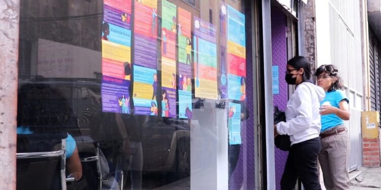 Mujeres acuden a la sede de la ONG Tinta Violeta para escuchar las charlas sobre educación sexual y reproductiva. Foto Nicole Kolster, VOA