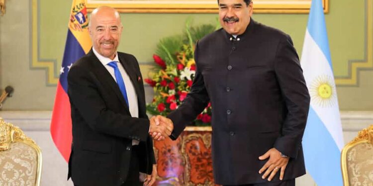 Oscar Laborde y Nicolás Maduro. Foto Prensa Presidencial.