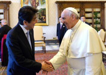 Pope Francis shakes hands with Japan's Prime Minister Shinzo Abe (L) during a private audience at the Vatican June 6, 2014. 
REUTERS/Alberto Pizzoli/Pool (VATICAN - Tags: RELIGION POLITICS)