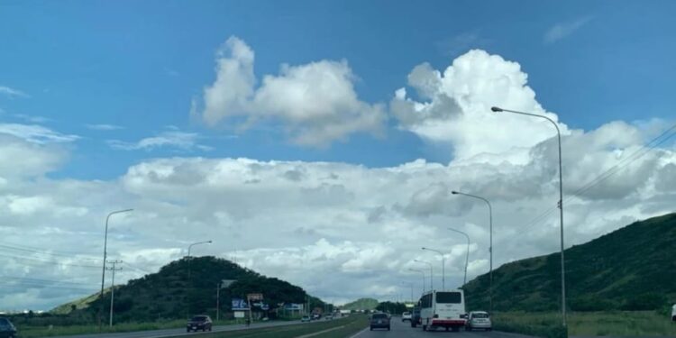 Vista de la Autopista Regional del Centro, Caracas, Venezuela. Junio 2021. Foto Carolina Alcalde, VOA.