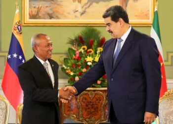 Nicolás Maduro y el Embajador de Suriname. Foto @PresidencialVen