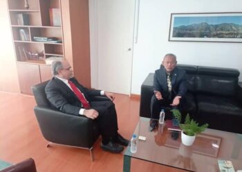 CNE, Pedro Calzadilla y el embajador de la República de Surinam acreditado en Venezuela, Gustaaf Rasiman. Foto @cneesvzla