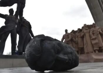 Caída del Monumento a la Amistad entre Rusia y Ucrania, en Kiev, tras el inicio de la guerra. Foto EFE