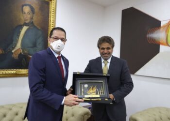 Carlos Faría, canciller del régimen de Maduro y el embajador de Kuwait, Nasser Bareh AlEnezi. Foto de archivo.