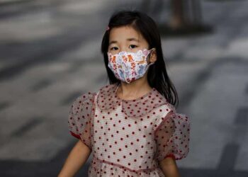 Una niña va protegida con una mascarilla en Shanghai (China). EFE/EPA/ALEX PLAVEVSKI