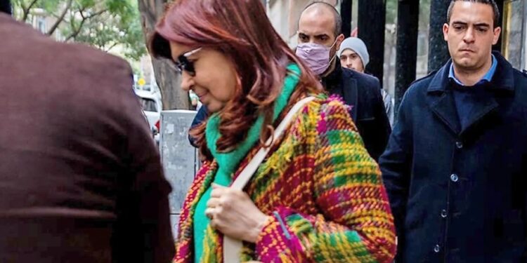 Cristina Kirchner, a la salida de su casa en Recoleta. Foto Tomás Cuesta.