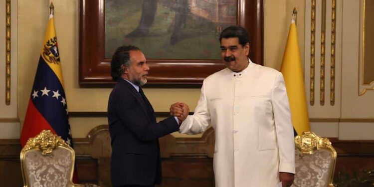 El embajador de Colombia en Venezuela, Armando Benedetti, entrega cartas credeciales a Nicolás Maduro. Foto EFE