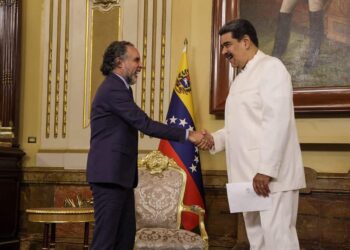 El embajador de Colombia en Venezuela, Armando Benedetti y Nicolás Maduro. Foto @CancilleriaCol