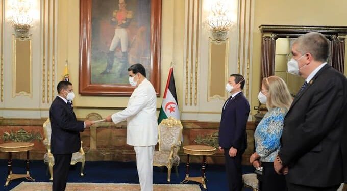 El embajador de la República Árabe Saharaui Democrática, Mohamed Salem Ali Ergueibi y Nicolás Maduro. Foto @PresidencialVen
