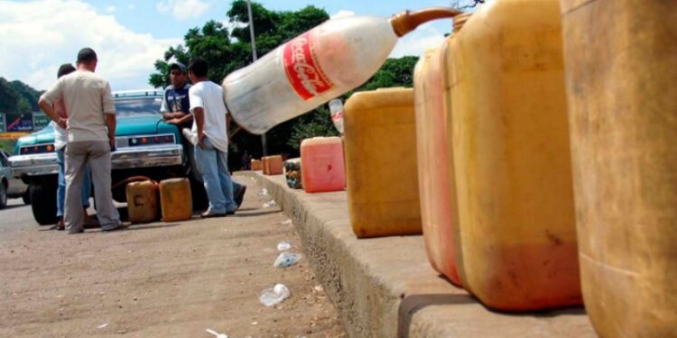 Gasolina, contrabando. Foto de archivo.