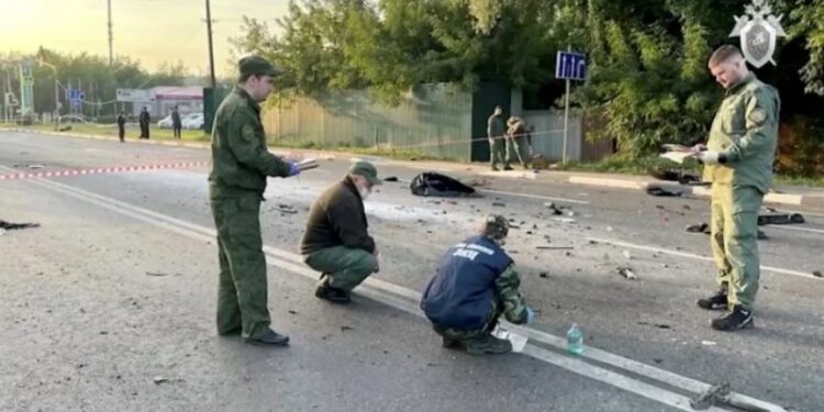 Investigadores trabajan en el lugar del atentado, en la región de Moscú (via Reuters).