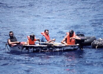 Foto de archivo de un grupo de inmigrantes cubanos llegando a las costas de Florida en un bote. EFE/Archivo