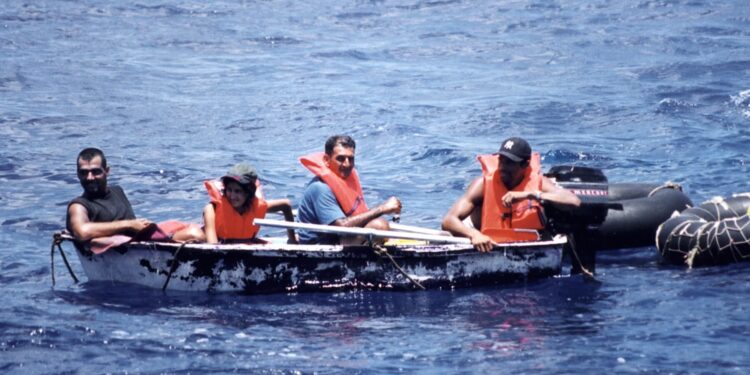 Foto de archivo de un grupo de inmigrantes cubanos llegando a las costas de Florida en un bote. EFE/Archivo