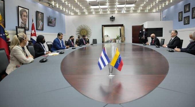 Nicolás Maduro y el viceprimer ministro de Cuba, Alejandro Gil Fernández. Foto @PresidencialVen