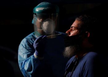 Un hombre se realiza una prueba de hisopado para detectar la covid-19 en Ciudad de Panamá, en una fotografía de archivo. EFE/Bienvenido Velasco