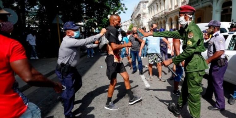 Policías arrestan a un hombre cuando personas se manifiestan La Habana. Foto EFE.