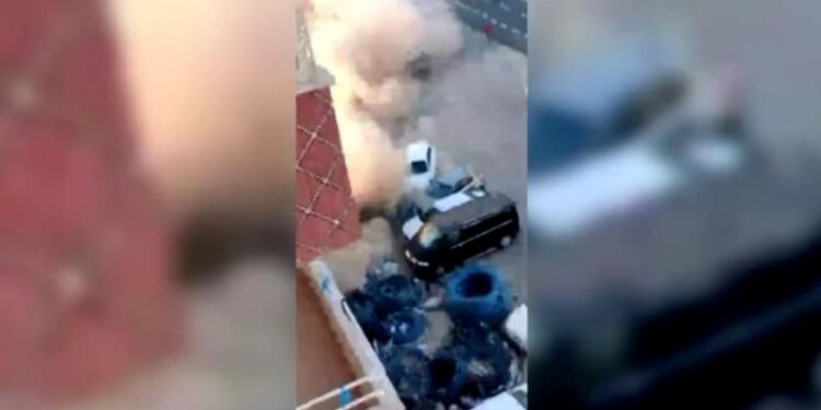 Un accidente fatal ocurrió en la ciudad turca de Derik cuando un camión se quedó sin frenos y embistió a una multitud. Foto captura de video.