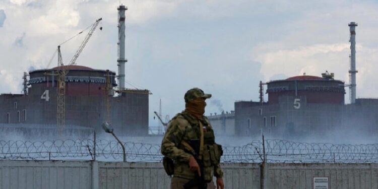 Soldado ruso en la central nuclear Zaporiyia. Foto agencias.