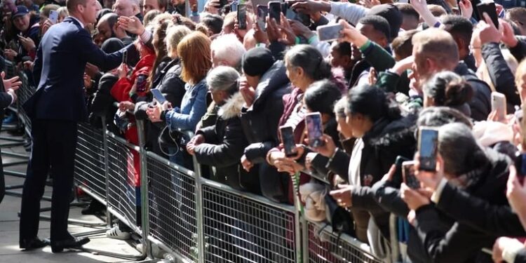 El príncipe William saluda a quienes esperan en la fila para ver el féretro dela reina
