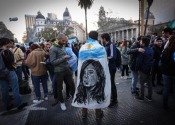 Argentinos se manifiestan hoy en apoyo a la vicepresidenta argentina Cristina Fernández de Kirchner tras el atentado en su contra. Foto EFE