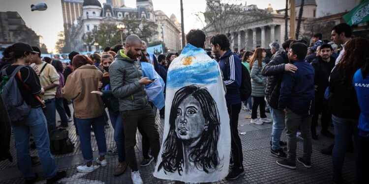 Argentinos se manifiestan hoy en apoyo a la vicepresidenta argentina Cristina Fernández de Kirchner tras el atentado en su contra. Foto EFE