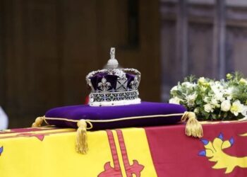 El ataúd de la reina Isabel II envuelto en el estandarte real con la corona del estado imperial colocada en la parte superior.