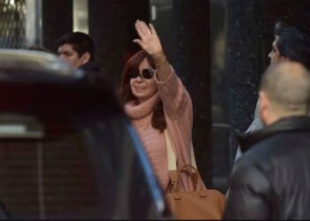 Cristina Kirchner al salir esta tarde de su departamento de Recoleta. Foto Gustavo Gavotti.
