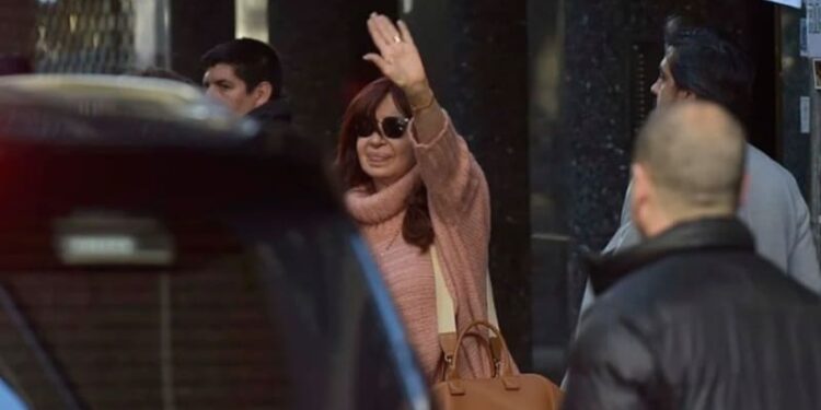 Cristina Kirchner al salir esta tarde de su departamento de Recoleta. Foto Gustavo Gavotti.