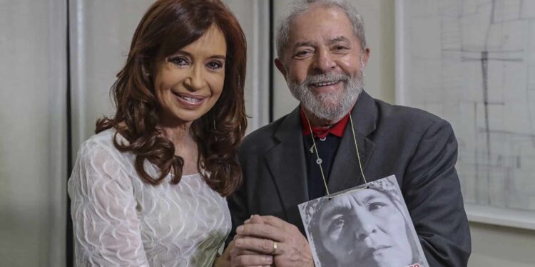 Télam San Pablo, Brasil: El expresidente de Brasil, Luiz Inácio Lula da Silva (d), quien lleva colgada una fotografía de la dirigente política Milagro Sala, y la expresidenta de Argentina, Cristina Fernández de Kirchner (i), posan hoy,, en la sede del Instituto Lula, en San Paulo.. Cristina se encuentra en Brasil, invitada por la Fundación Perseu Abramo, del Partido de los Trabajadores (PT), para participar junt