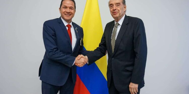 El canciller del régimen de Nicolás Maduro, Carlos Faría, sostuvo un encuentro con su homólogo de Colombia, Álvaro Leyva. Foto @Fariacrt