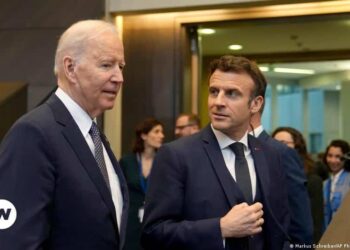 El presidente de EEUU Joe Biden y su homólogo francés, Emmanuel Macron. Foto DW