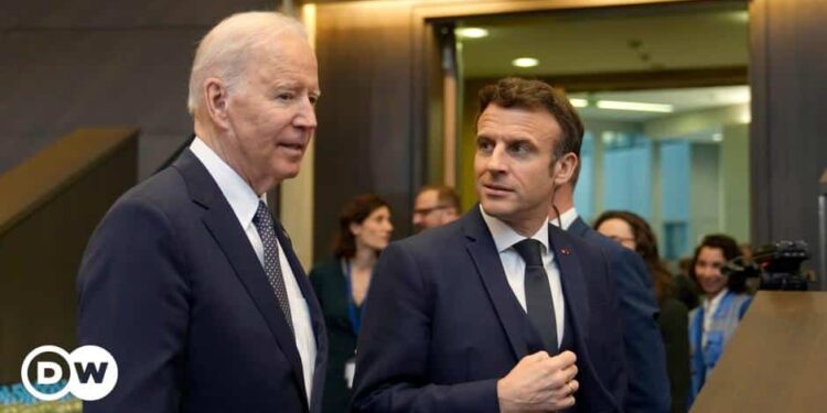El presidente de EEUU Joe Biden y su homólogo francés, Emmanuel Macron. Foto DW