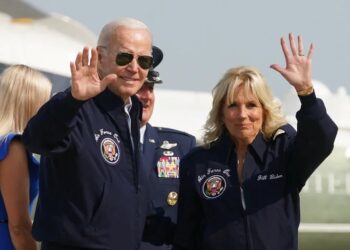 El presidente estadounidense Joe Biden y la primera dama Jill Biden saludan cuando parten hacia Londres para asistir al funeral de la reina Isabel de Gran Bretaña.