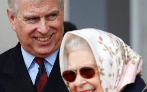 El príncipe Andrés y su madre la reina Isabel II (+). Foto Reuters