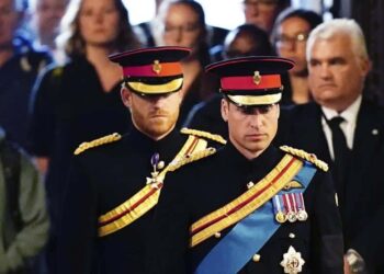 El príncipe William y su hermano, el príncipe Harry, han encabezado la vigilia de los ocho nietos de Isabel II en torno al féretro de la monarca. GTRES