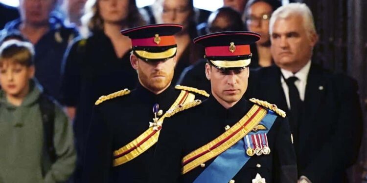 El príncipe William y su hermano, el príncipe Harry, han encabezado la vigilia de los ocho nietos de Isabel II en torno al féretro de la monarca. GTRES