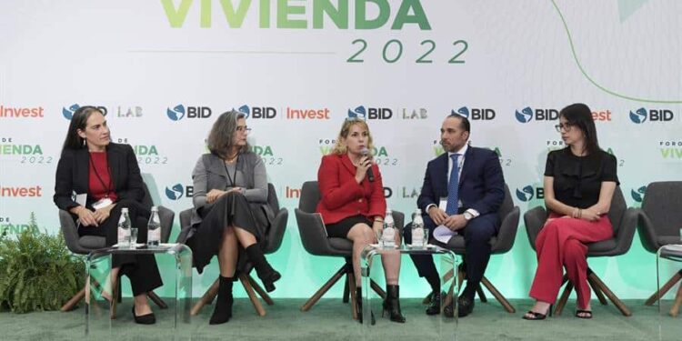 (De izq. a der.) La presidenta de Affordable Housing Institute, Anya Brickman Raredon; La directora de programas para América Latina y el Caribe del Lincloln Institute of Land Policy, Anaclaudia Rossbach; la moderadora, Paloma Silva; el viceministerio de Políticas y Planificación de Viviendas y Edificaciones en el Ministerio de Vivienda de República Dominicana, Ernesto Mejía, y la ministra de Desarrollo Urbano y Vivienda de Ecuador, María Gabriela Aguilera, participan en el panel "Marcos regulatorios, arreglos institucionales y plataformas tecnológicas que reducen el déficit habitacional", durante el Foro de Vivienda 2022: Soluciones resilientes para la reducción del déficit habitacional en América Latina y el Caribe, hoy, en Washington (EE.UU). El complicado acceso al suelo y la enorme burocracia son dos de los escollos existentes en muchas zonas de Latinoamérica y el Caribe que hay que superar para paliar el problema actual de falta de vivienda, destacaron este jueves los participantes en un foro organizado por el Banco Interamericano de Desarrollo (BID). EFE/Lenin Nolly