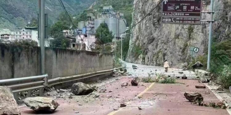 El terremoto de magnitud 6,8 que sacudió hoy la provincia central de Sichuan, China. Foto agencias.