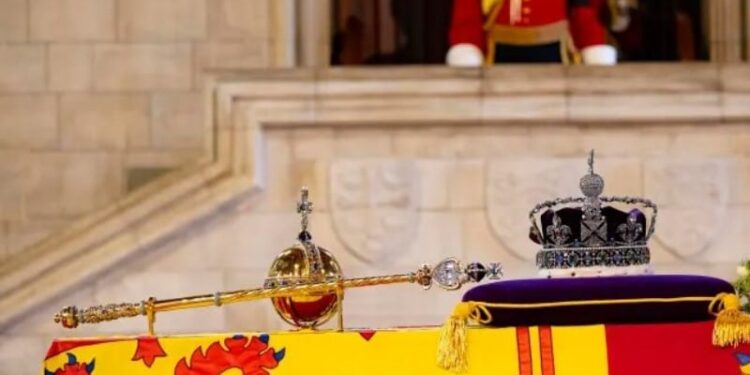 Féretro con los restos de la difunta reina Isabel II en el Palacio de Westminster este 16 de septiembre. EFE/EPA/PARLAMENTO BRITÁNICO/ROGER HARRIS