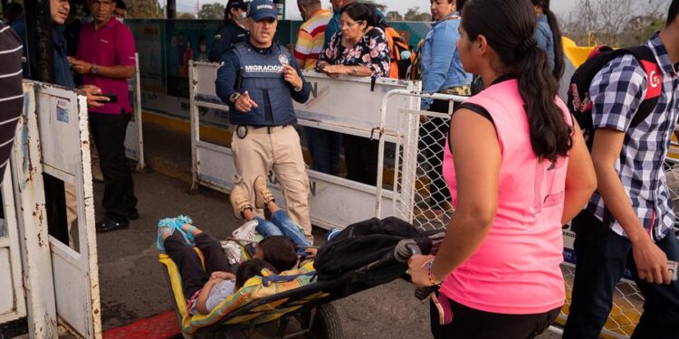 Varias personas cruzan el Puente Simón Bolivar, que conecta la frontera de Venezuela con Colombia, hoy, en San Antonio (Venezuela). Colombia y Venezuela vuelven a estar unidas por la frontera común que se ha reabierto este lunes, tras siete largos años que acentuaron las diferencias de dos países, cuyos intereses políticos primaron sobre la economía común, la seguridad compartida o el bienestar social de compatriotas residentes o migrantes en la nación de enfrente. EFE/ Rayner Peña R.