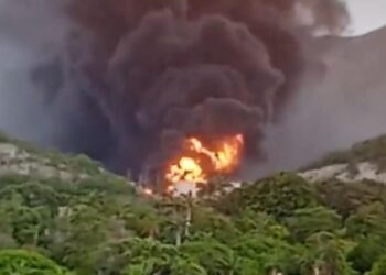 Incendio incendió en el muelle de PDVSA Guaraguao. Foto captura de video.