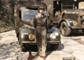 A su pedido, en 1945, Isabel se unió al Servicio Territorial Auxiliar de Mujeres de ejército británico.