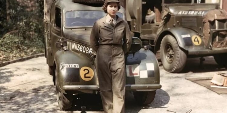 A su pedido, en 1945, Isabel se unió al Servicio Territorial Auxiliar de Mujeres de ejército británico.