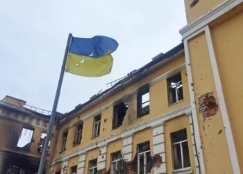 La bandera ucraniana en una escuela bombardeada en Kharki. REUTERS Vitaliy Gnidyi