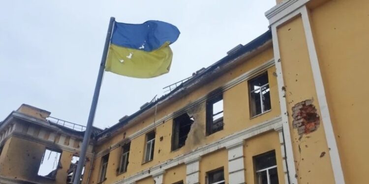 La bandera ucraniana en una escuela bombardeada en Kharki. REUTERS Vitaliy Gnidyi