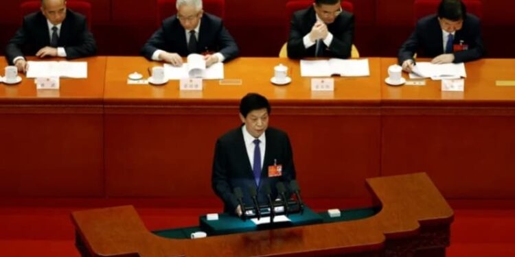 Li Zhanshu habla en la segunda sesión plenaria del CNP en el Gran Salón del Pueblo en Pekín, China, el 8 de marzo de 2022. REUTERS/Carlos García Rawlins